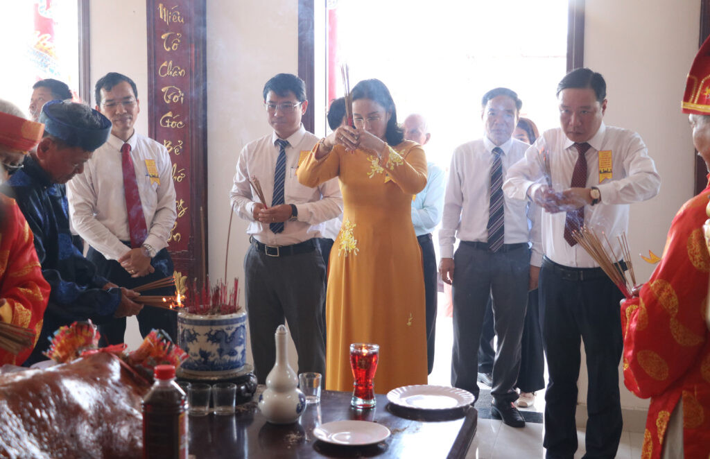 City leaders offer incense at the communal house