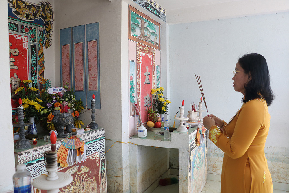 Offering of incense at Miếu Bà